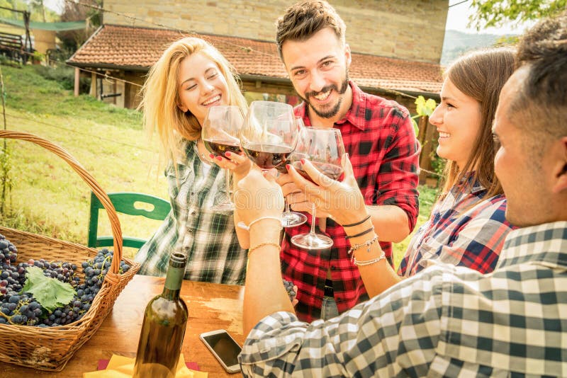Gelukkige vrienden die pret hebben en wijn drinken - Vriendschapsconcept stock afbeeldingen Gelukkige vrienden die pret hebben en wijn drinken - Vriendschapsconcept stock afbeeldingen