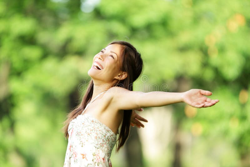 Gelukkige vrouw in de lente/de zomer royalty-vrije stock afbeeldingen Gelukkige vrouw in de lente/de zomer royalty-vrije stock afbeeldingen