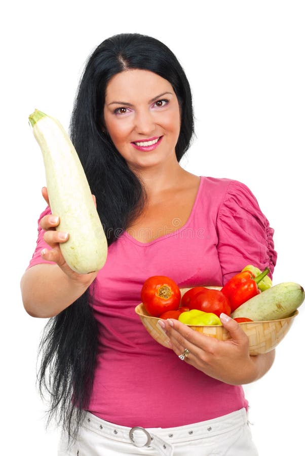 Gelukkige vrouw die courgette toont royalty-vrije stock fotografie Gelukkige vrouw die courgette toont royalty-vrije stock fotografie