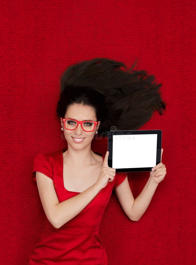 Gelukkige Vrouw die de Tablet van de Glazenholding dragen royalty-vrije stock afbeelding Gelukkige Vrouw die de Tablet van de Glazenholding dragen royalty-vrije stock afbeelding