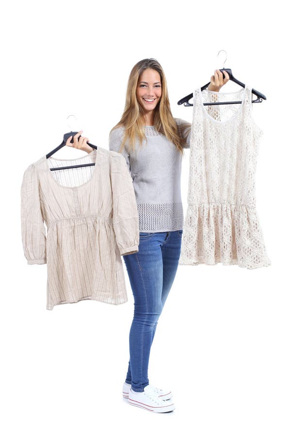 Gelukkige vrouw die en kleren kiezen winkelen royalty-vrije stock afbeelding Gelukkige vrouw die en kleren kiezen winkelen royalty-vrije stock afbeelding