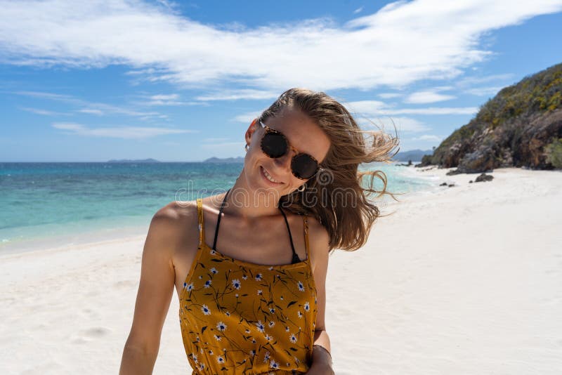 Gelukkige vrouw die en pret glimlachen hebben bij strand stock afbeelding Gelukkige vrouw die en pret glimlachen hebben bij strand stock afbeelding