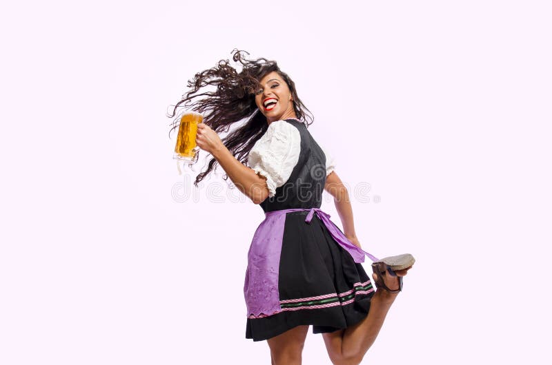Gelukkige vrouw die met biermok springen stock fotografie Gelukkige vrouw die met biermok springen stock fotografie