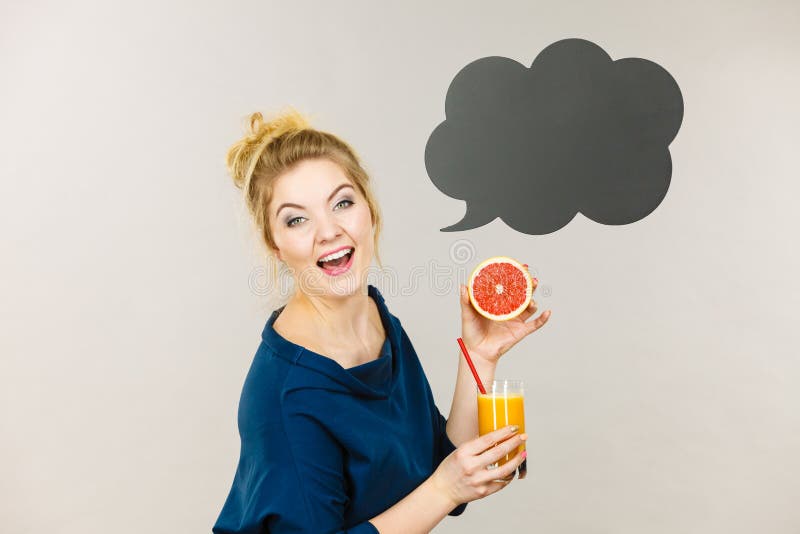 Gelukkige vrouw die vers jus d'orange houden royalty-vrije stock foto Gelukkige vrouw die vers jus d'orange houden royalty-vrije stock foto