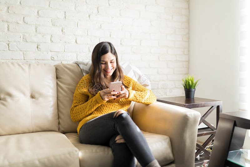 Gelukkige Vrouw die Vrienden op Internet maken stock foto's Gelukkige Vrouw die Vrienden op Internet maken stock foto's