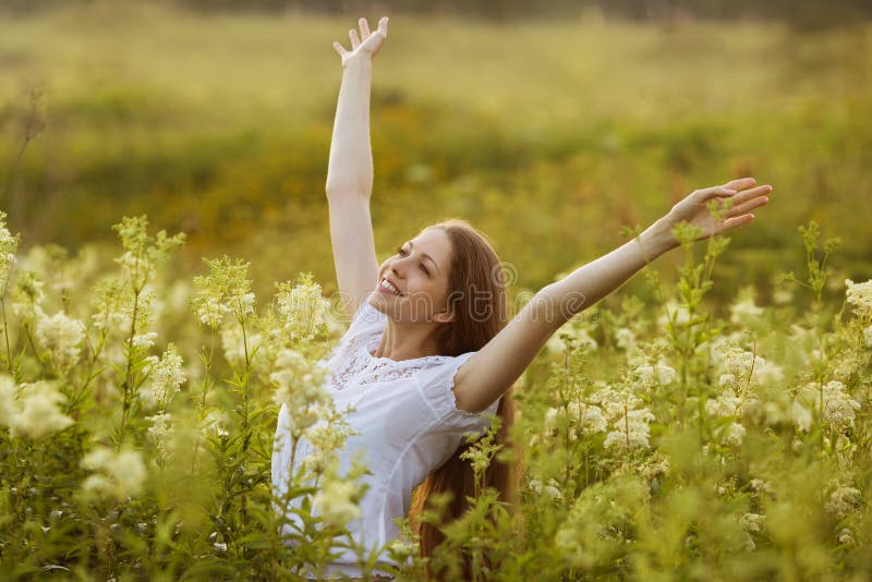 Gelukkige vrouw in een staat van vervoering stock fotografie Gelukkige vrouw in een staat van vervoering stock fotografie