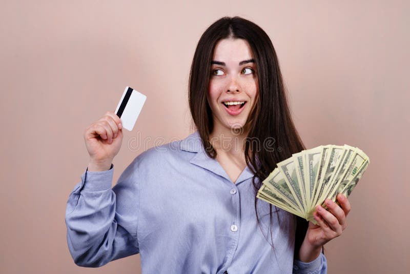 Gelukkige vrouw met creditcard en dollarrekeningen royalty-vrije stock foto Gelukkige vrouw met creditcard en dollarrekeningen royalty-vrije stock foto
