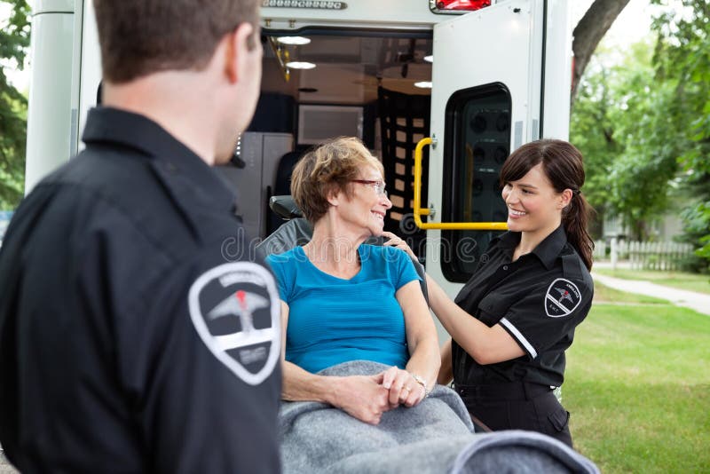 Gelukkige Vrouw op Ziekenwagen stock foto Gelukkige Vrouw op Ziekenwagen stock foto