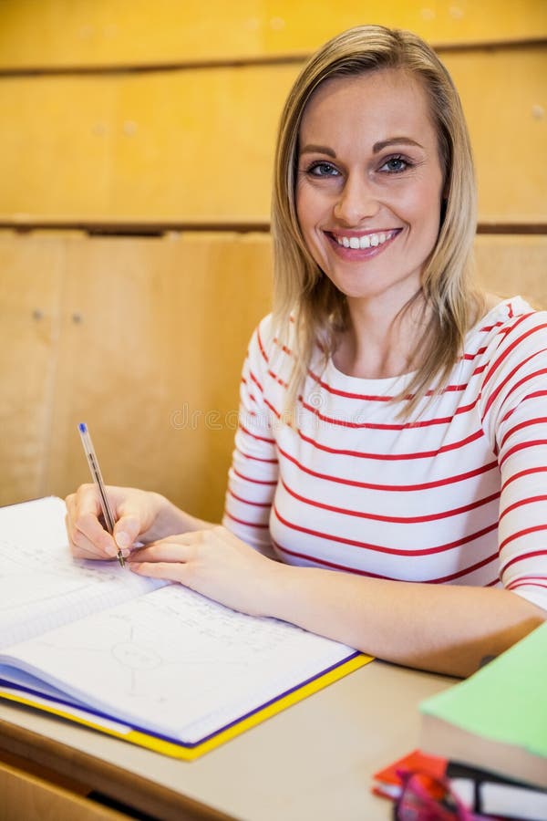 gelukkige vrouwelijke student het schrijven nota's stock afbeeldingen gelukkige vrouwelijke student het schrijven nota's stock afbeeldingen
