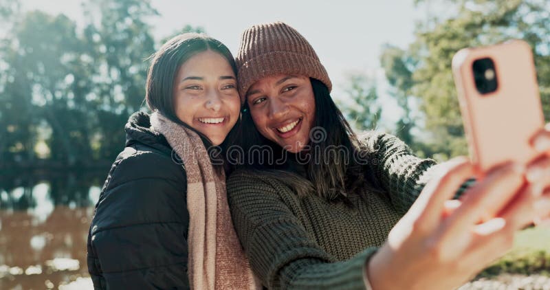 Gelukkige vrouwelijke vrienden en selfie in de natuur voor reisgeheugen of foto ' s buitenshuis en online vlog. vrouwen glimlachen