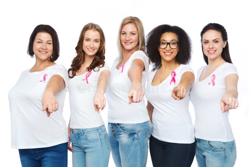 Gelukkige vrouwen met de voorlichtingslinten van borstkanker stock foto Gelukkige vrouwen met de voorlichtingslinten van borstkanker stock foto