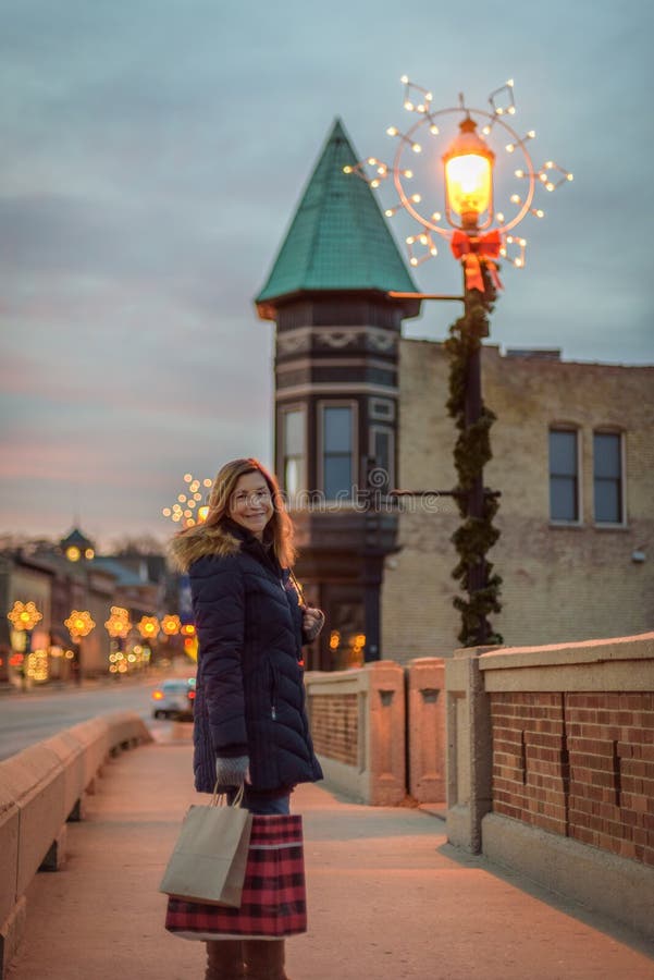 Gelukkige vrouwen uit Kerstmis die binnen de stad in winkelen royalty-vrije stock foto's Gelukkige vrouwen uit Kerstmis die binnen de stad in winkelen royalty-vrije stock foto's