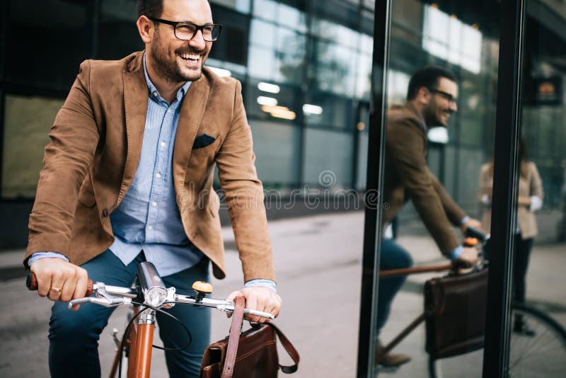 Gelukkige zakenman berijdende fiets om in ochtend te werken stock afbeelding Gelukkige zakenman berijdende fiets om in ochtend te werken stock afbeelding