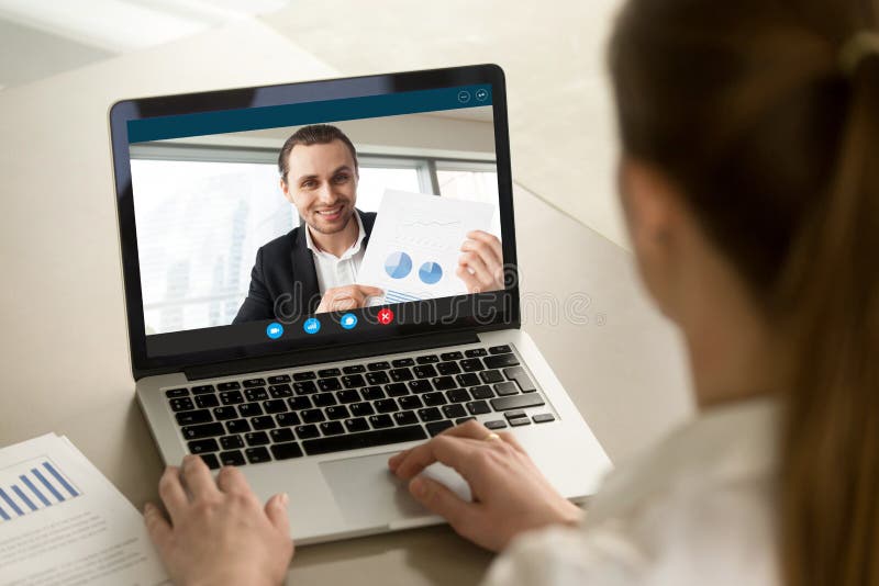 Gelukkige zakenman die positief financieel verslag via video mede tonen royalty-vrije stock afbeeldingen Gelukkige zakenman die positief financieel verslag via video mede tonen royalty-vrije stock afbeeldingen
