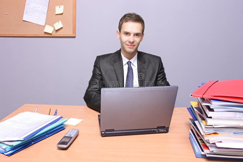 Gelukkige zakenman in het bureau royalty-vrije stock foto's Gelukkige zakenman in het bureau royalty-vrije stock foto's