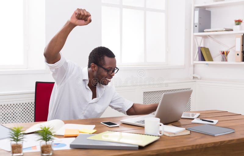 Gelukkige zakenmanwinst Winnaar, zwarte mens in bureau royalty-vrije stock afbeeldingen Gelukkige zakenmanwinst Winnaar, zwarte mens in bureau royalty-vrije stock afbeeldingen