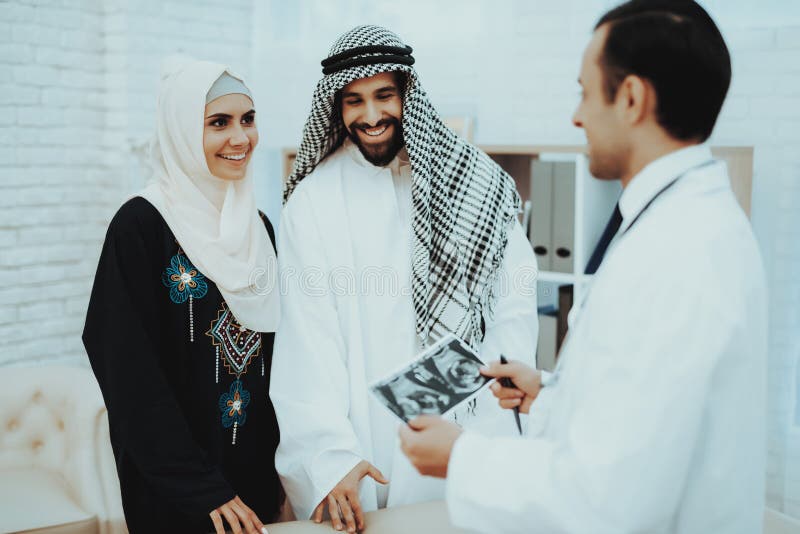 Gelukkige Zwangerschaps Moslimvrouw met Arabische Echtgenoot stock foto Gelukkige Zwangerschaps Moslimvrouw met Arabische Echtgenoot stock foto