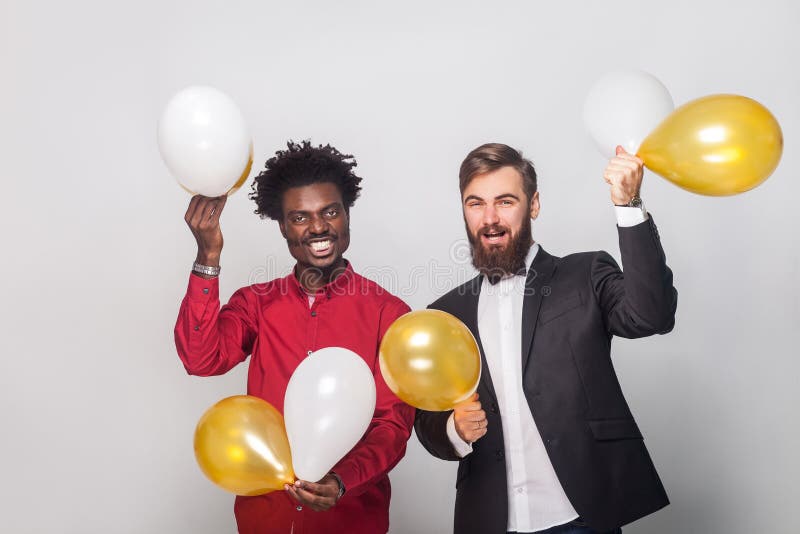 Gelukvrienden die verjaardag vieren, die gouden en witte a houden stock afbeelding Gelukvrienden die verjaardag vieren, die gouden en witte a houden stock afbeelding