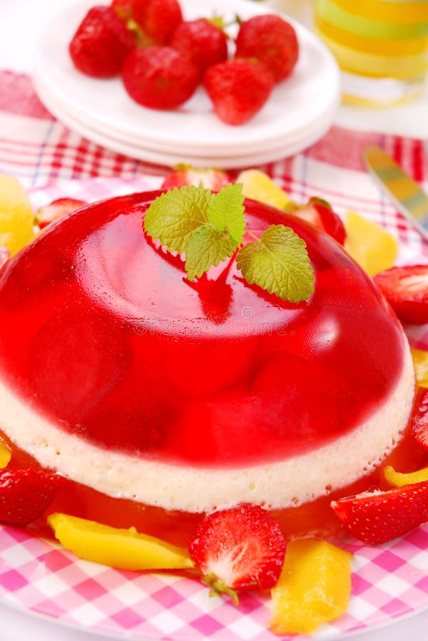 Gelée de mangue et de fraise dans la cuvette ronde images libres de droits Gelée de mangue et de fraise dans la cuvette ronde images libres de droits