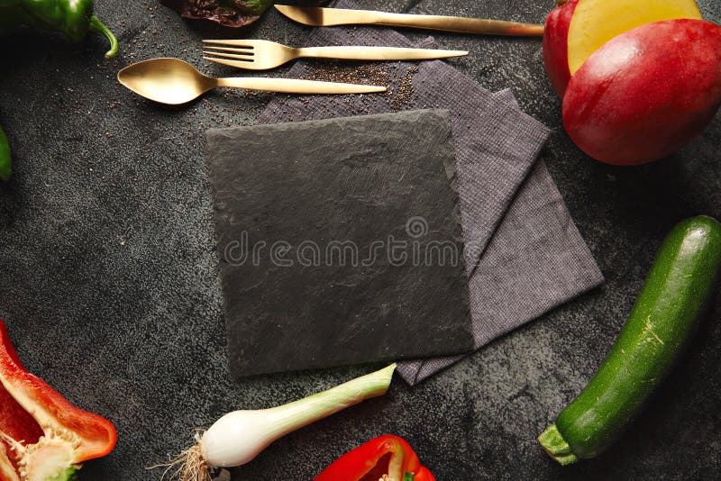 Gemuse Um Ein Schwarzes Schieferkasebrett Stockbild Bild Von Schieferkasebrett Gemuse
