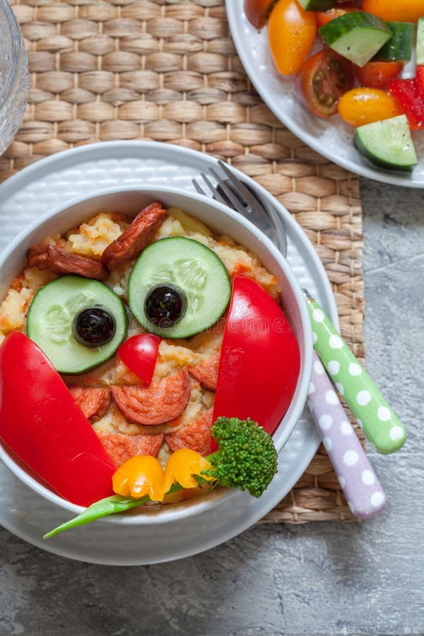 Gemüsepüree Des Lustigen Eulenkartoffelpürees Mit Wurst Für Kinder ...