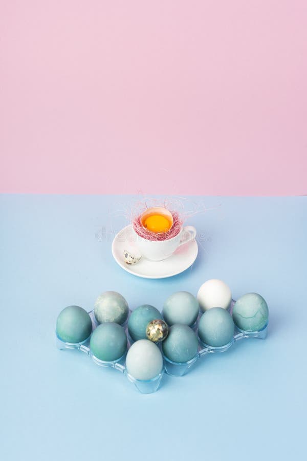 Gema de ovo quebrado na casca de ovo no copo de café branco em uns pires d fotografia de stock Gema de ovo quebrado na casca de ovo no copo de café branco em uns pires d fotografia de stock