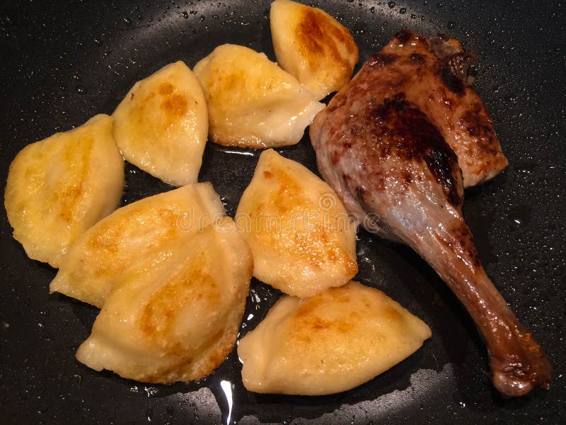 gemakkelijk snel ontbijt, gebraden bollen en kippenbeen stock foto's gemakkelijk snel ontbijt, gebraden bollen en kippenbeen stock foto's