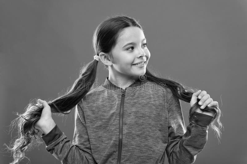Gemakkelijke uiteinden die kapsel voor jonge geitjes maken Comfortabel kapsel voor actieve levensstijl Charmante schoonheid Meisj stock afbeelding Gemakkelijke uiteinden die kapsel voor jonge geitjes maken Comfortabel kapsel voor actieve levensstijl Charmante schoonheid Meisj stock afbeelding