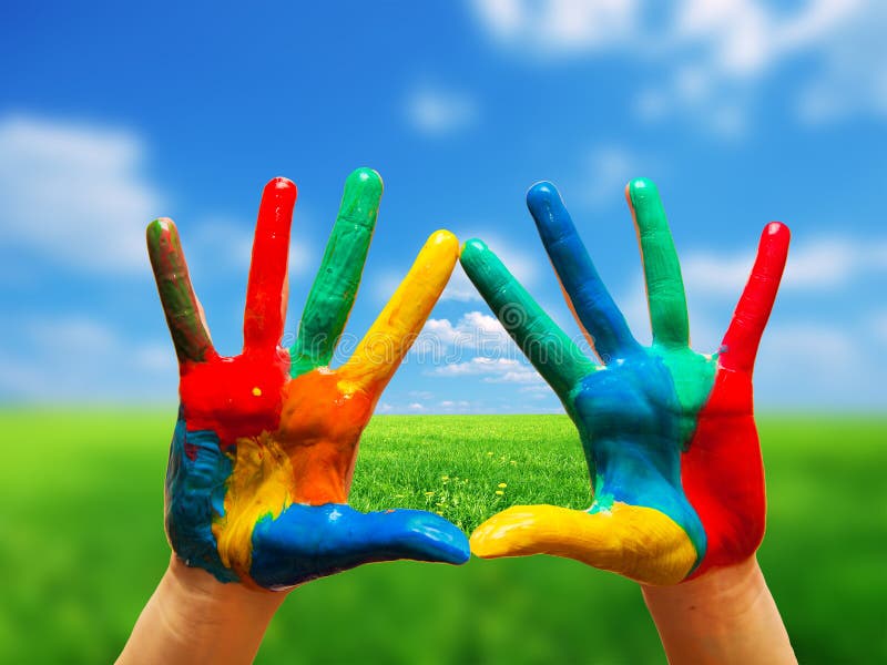 Gemalte bunte Hände, die Weise zeigen, glückliches Leben zu klären lizenzfreie stockfotografie Gemalte bunte Hände, die Weise zeigen, glückliches Leben zu klären lizenzfreie stockfotografie