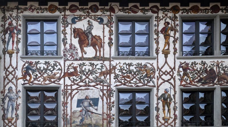 Gemalte Hausfassade, die Kampf von Dornach auf Hirschenplatz in der alten Stadt der Luzerne gedenkt lizenzfreie stockbilder Gemalte Hausfassade, die Kampf von Dornach auf Hirschenplatz in der alten Stadt der Luzerne gedenkt lizenzfreie stockbilder