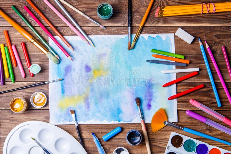 Gemaltes Papier, Bürsten, Farben, färbte Bleistifte und Prosabriefpapier stockfoto Gemaltes Papier, Bürsten, Farben, färbte Bleistifte und Prosabriefpapier stockfoto