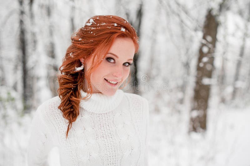 Gember gelukkig wijfje in witte sweater in de winter bossneeuw december in park Portret Kerstmis leuke tijd royalty-vrije stock foto Gember gelukkig wijfje in witte sweater in de winter bossneeuw december in park Portret Kerstmis leuke tijd royalty-vrije stock foto