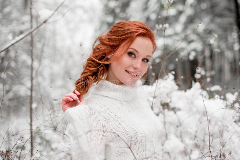 Gember zoet meisje in witte sweater in de winter bossneeuw december in park Portret Kerstmis leuke tijd royalty-vrije stock foto Gember zoet meisje in witte sweater in de winter bossneeuw december in park Portret Kerstmis leuke tijd royalty-vrije stock foto