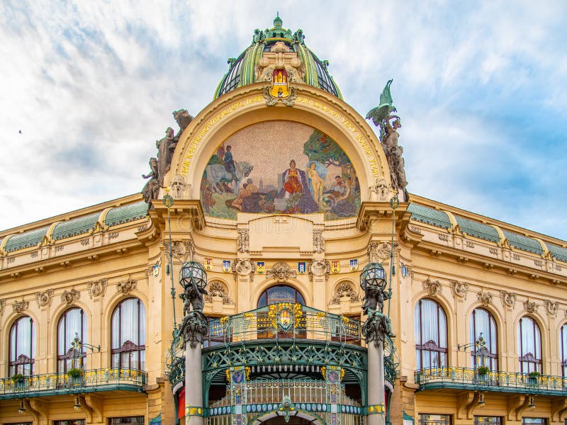 Gemeentelijk Huis - de historische bouw van Art Nouveau bij het Vierkant van de Republiek, Namesti republicky, in Praag, Tsjechis royalty-vrije stock foto's Gemeentelijk Huis - de historische bouw van Art Nouveau bij het Vierkant van de Republiek, Namesti republicky, in Praag, Tsjechis royalty-vrije stock foto's