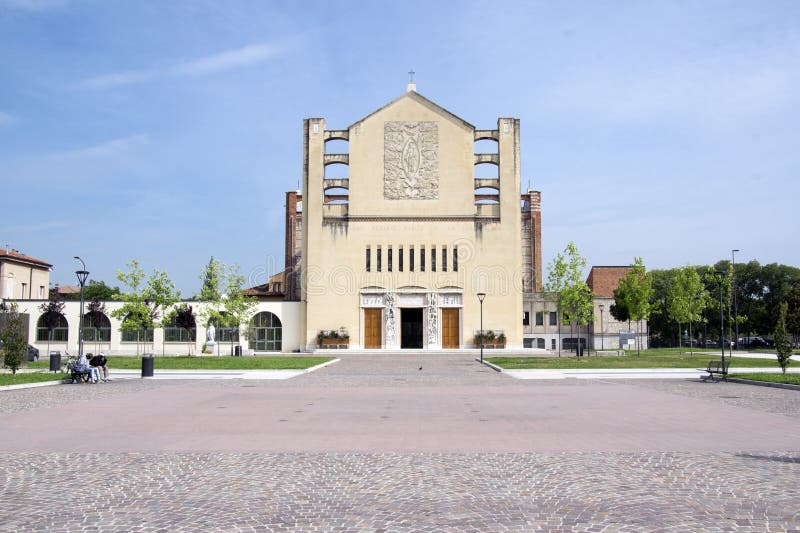 Gemeinde des tadellosen Herzens von Mary- - Tempio-votivo, interessante Kirche nahe Bahnhof lizenzfreies stockbild Gemeinde des tadellosen Herzens von Mary- - Tempio-votivo, interessante Kirche nahe Bahnhof lizenzfreies stockbild