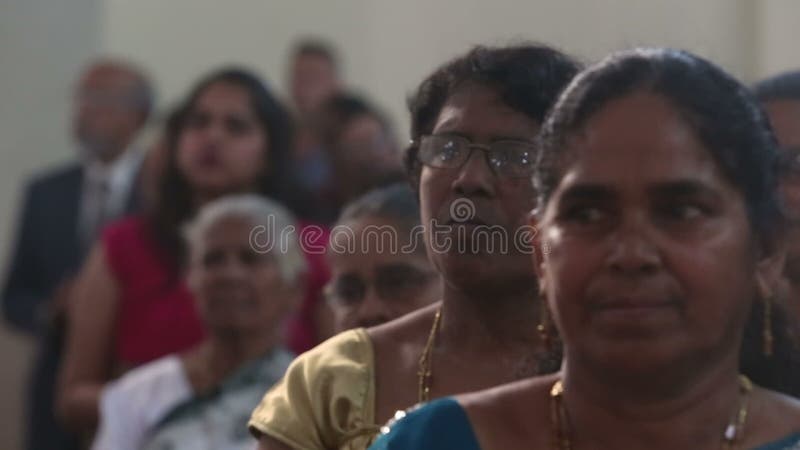 Gemeindemitglieder in der Kirche predigen in der katholischen Kirche in Indien stock footage Gemeindemitglieder in der Kirche predigen in der katholischen Kirche in Indien stock footage