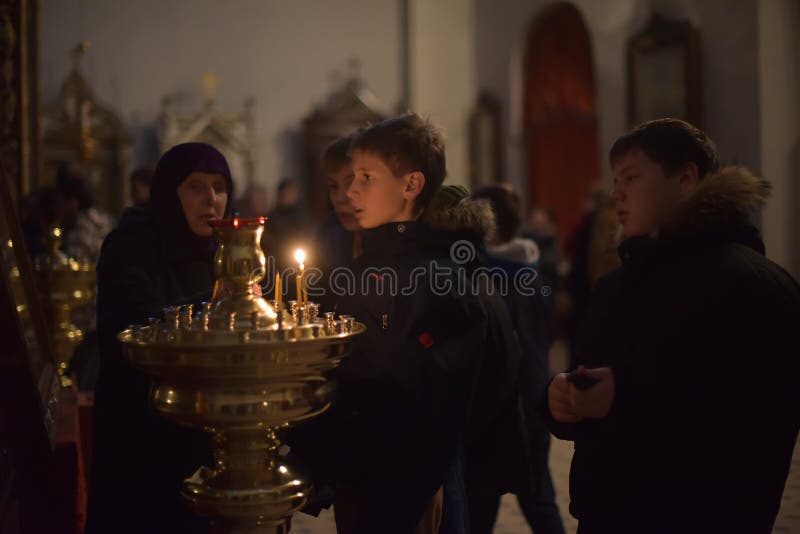 Gemeindemitglieder in der Russisch-Orthodoxen Kirche lizenzfreies stockbild