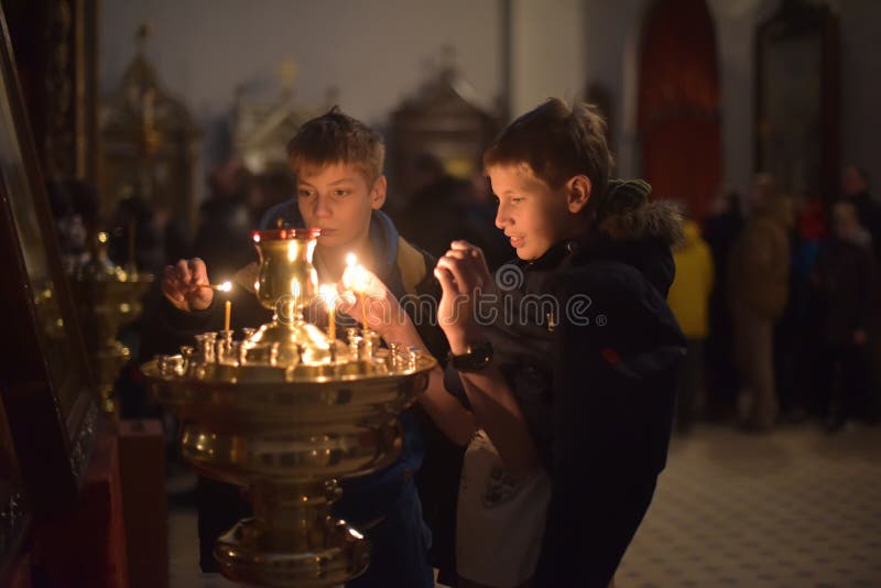 Gemeindemitglieder in der Russisch-Orthodoxen Kirche lizenzfreie stockfotografie