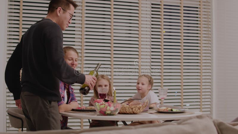 Gemeinsame Abendessen im Wohnzimmer