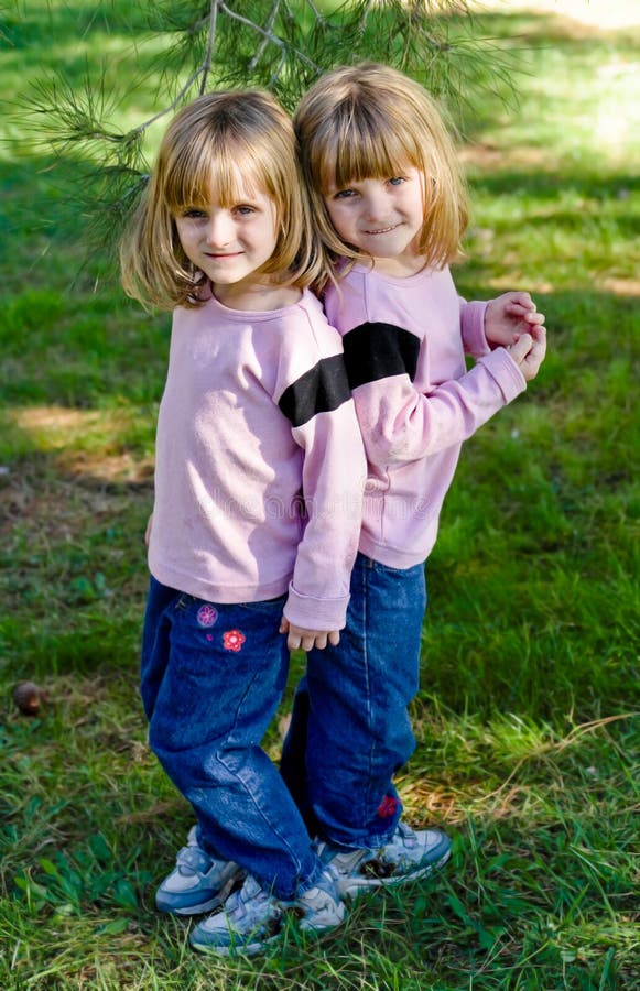 Gemelli le ragazze nella sosta fotografia stock Gemelli le ragazze nella sosta fotografia stock