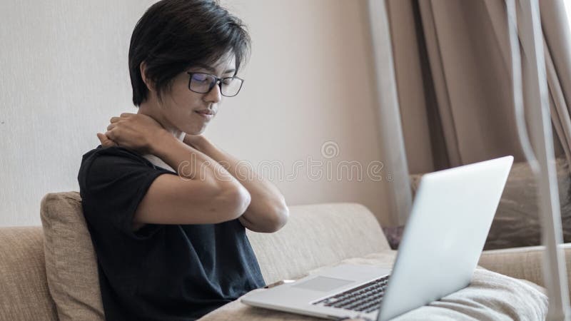 Gemengde Aziatische freelancer vermoeide spanning met het overbelastingswerk het ongezonde werken royalty-vrije stock foto's Gemengde Aziatische freelancer vermoeide spanning met het overbelastingswerk het ongezonde werken royalty-vrije stock foto's