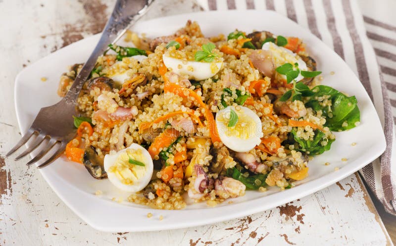Gemengde zeevruchtensalade met quinoa en kwartelseieren stock fotografie Gemengde zeevruchtensalade met quinoa en kwartelseieren stock fotografie