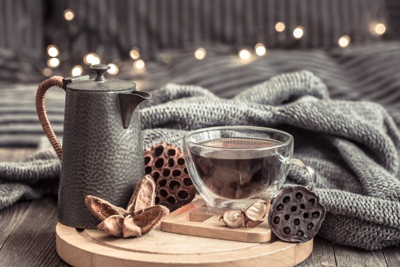 Gemgemütliches Herbststillleben mit Tee-Cup lizenzfreies stockbild Gemgemütliches Herbststillleben mit Tee-Cup lizenzfreies stockbild