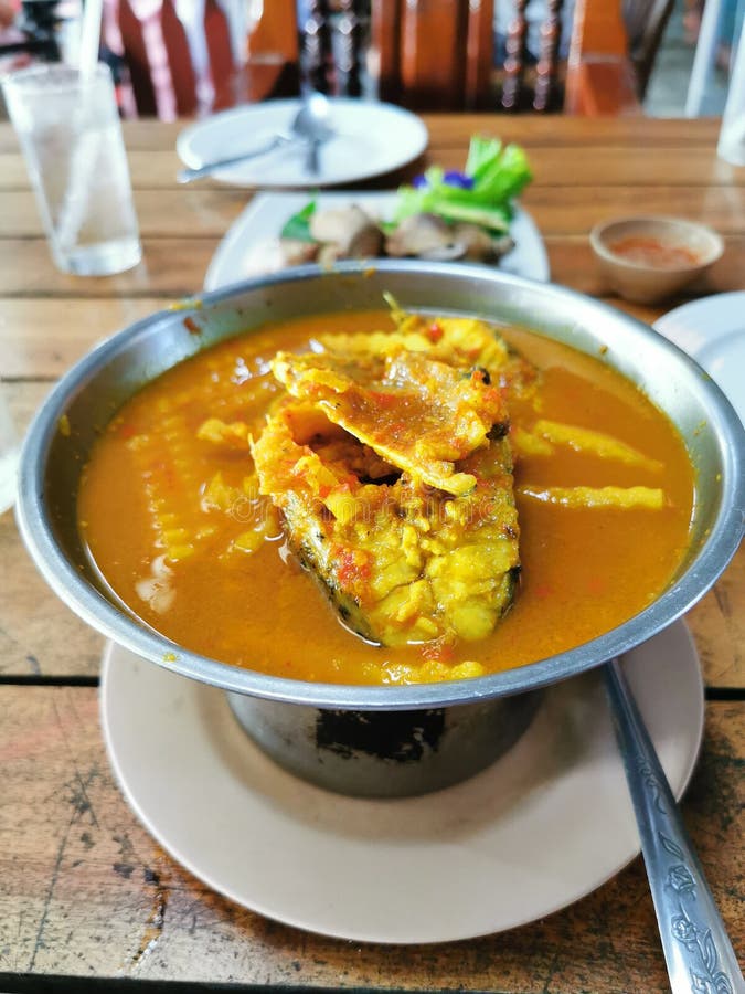 Gemischter Gemüsefisch scharfe, würzige thailändische Curry-Suppe in heißem Topf