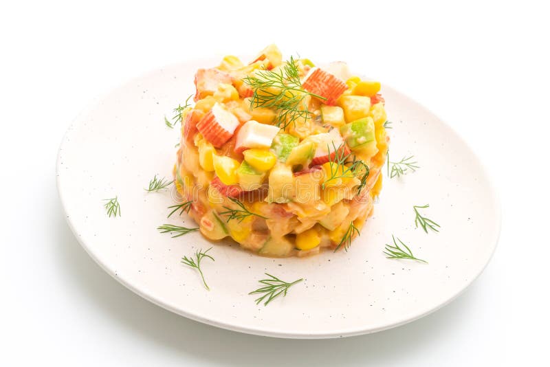 Gemischter Obstsalat mit Krabbenstock (Apfel, Mais, Papaya, Ananas. Gemischter Obstsalat mit dem Krabbenstock (Apfel, Mais, Papaya, Ananas) lokalisiert auf wei? em Hintergrund