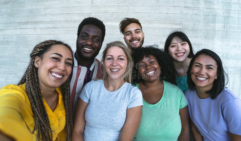 Gemischtrassige Freunde der Fraktion, die Glücklichen Mischrasseleute Spaß im Freien gemeinsam selfie haben stockfotos