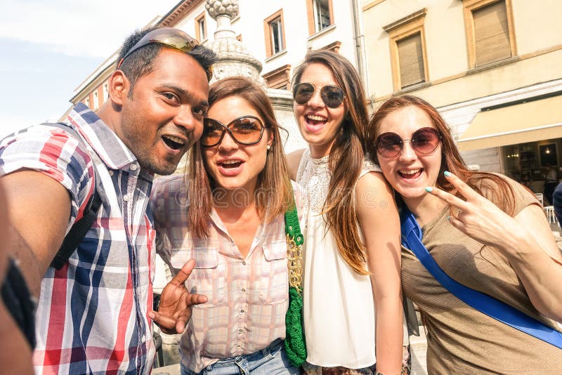 Gemischtrassige Freunde, die selfie an der Stadtrundfahrt nehmen - glückliches Freundschaftskonzept mit Studenten GENs z, der Spa