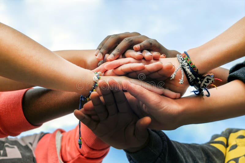 Gemischtrassige jugendlich Freunde, die sich zusammen Händen in der Zusammenarbeit anschließen lizenzfreies stockfoto Gemischtrassige jugendlich Freunde, die sich zusammen Händen in der Zusammenarbeit anschließen lizenzfreies stockfoto