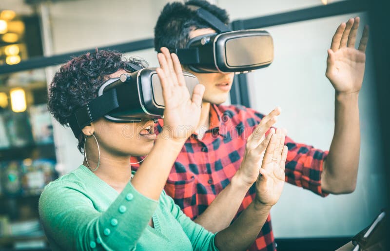 Gemischtrassige Paare in der Liebe, die mit Schutzbrillen vr virtueller Realität spielt