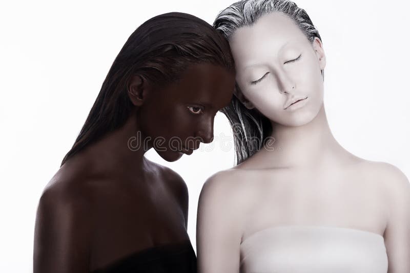 Gemischtrassiges multikulturelles Konzept. Ethnie. Frauen färbten Brown und Weiß. Hingabe